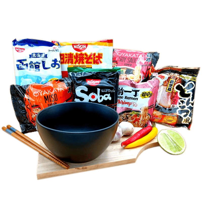japanische Ramenbox groß-min Ramenset Japan groß mit sieben japanischen Ramen, schwarzer Schale und Essstäbchen