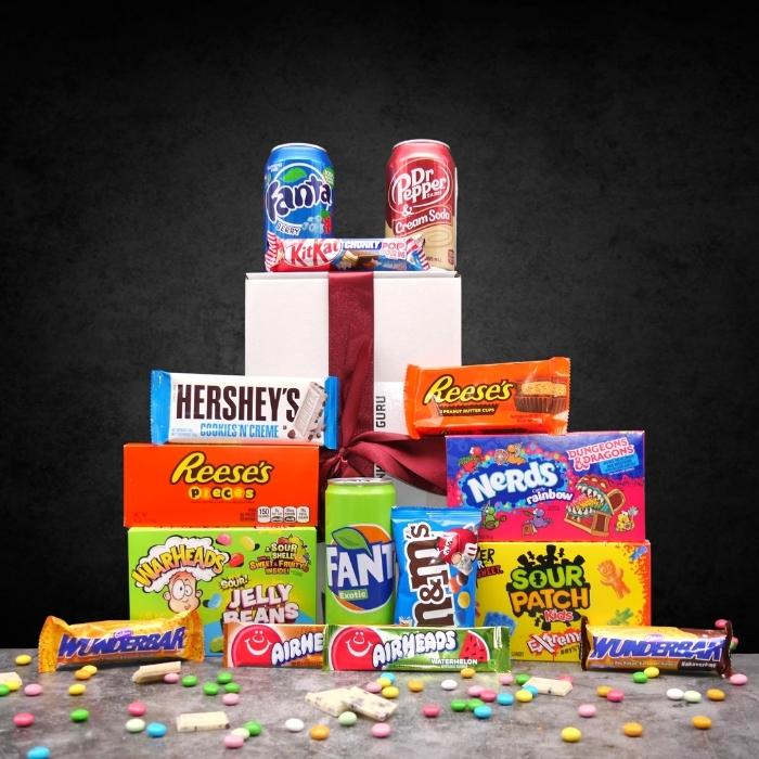WONDERLANDBOX - Präsentkorb mit bunten Süssigkeiten aus Amerika – Bild 1